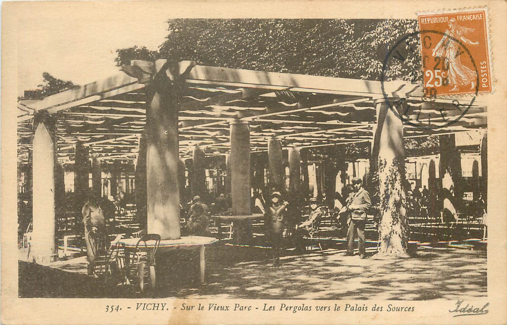 CPA Vichy Sur le Vieux Parc Les Pergolas vers le Palais des Sources 
