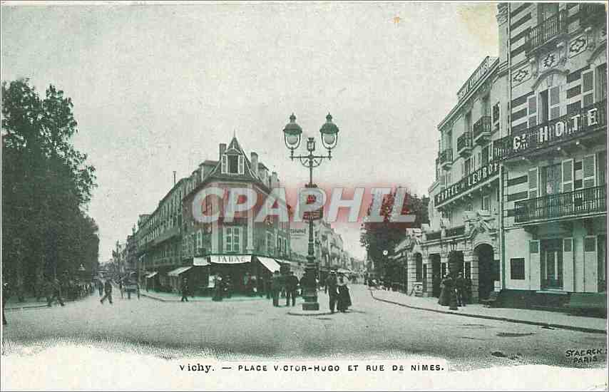 CPA Vichy Place Victor Hugo et Rue de Nimes 