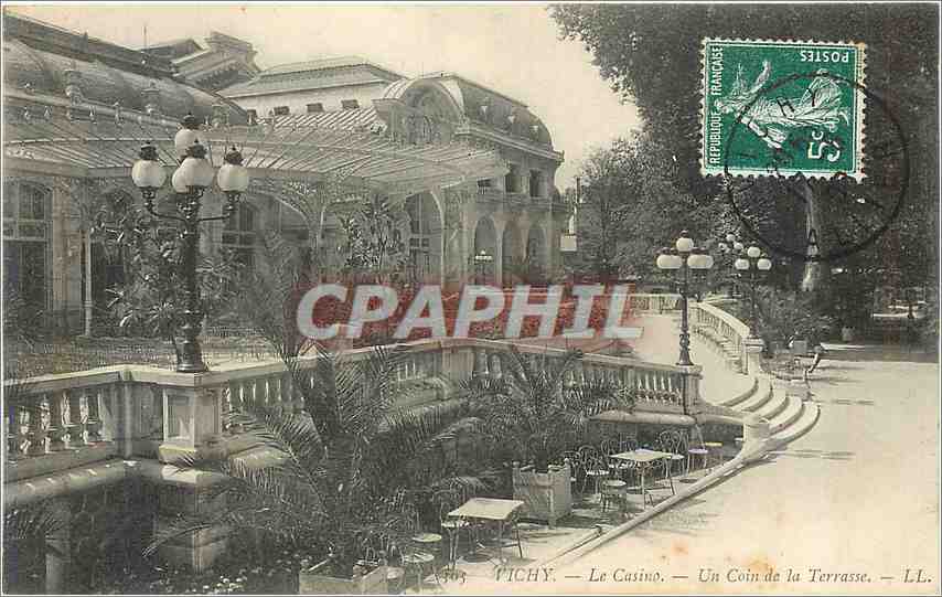 CPA Vichy Le Casino Un coin de la Terrasse 