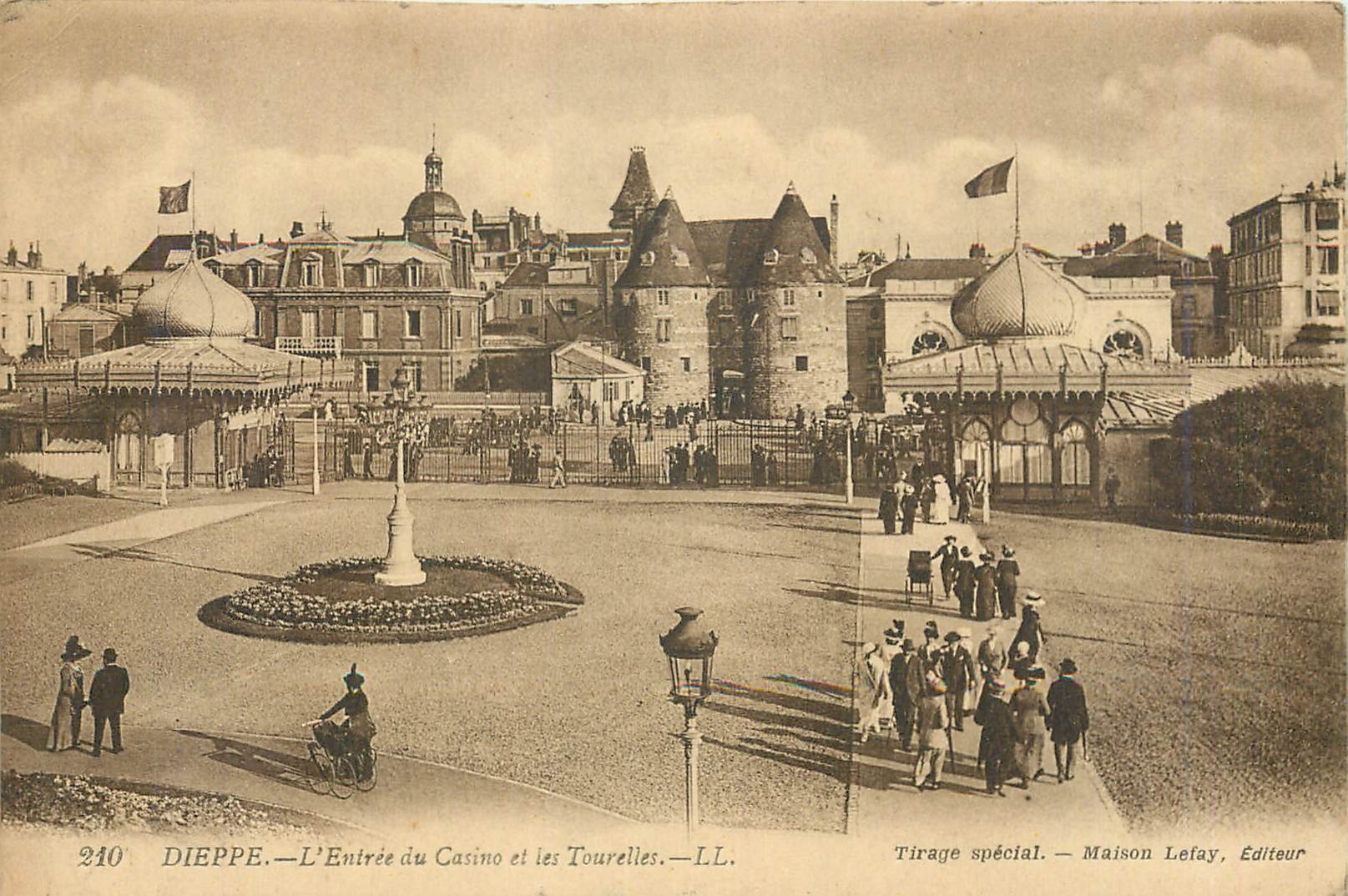 CPA Dieppe L'Entree du Casino et les Tourelles 