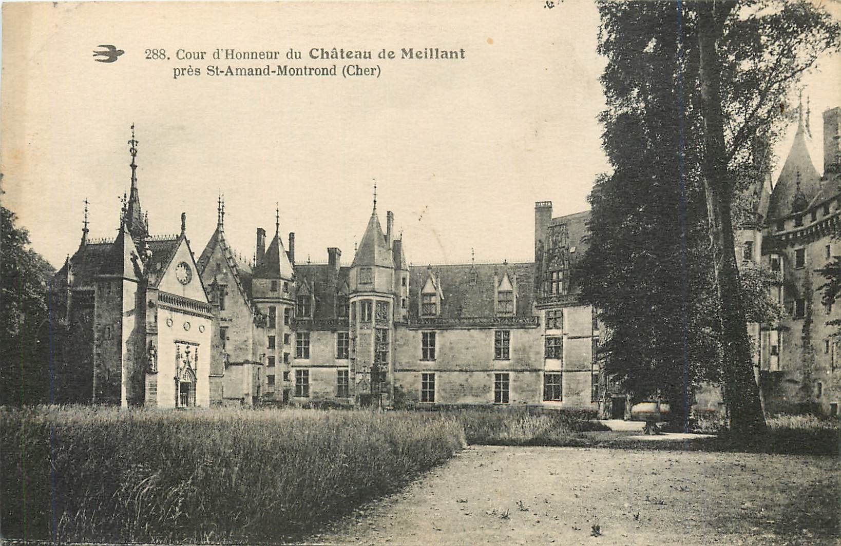 CPA Cour d'Honneur du Chateau de Meillant Pres St Armand Montrond Cher 