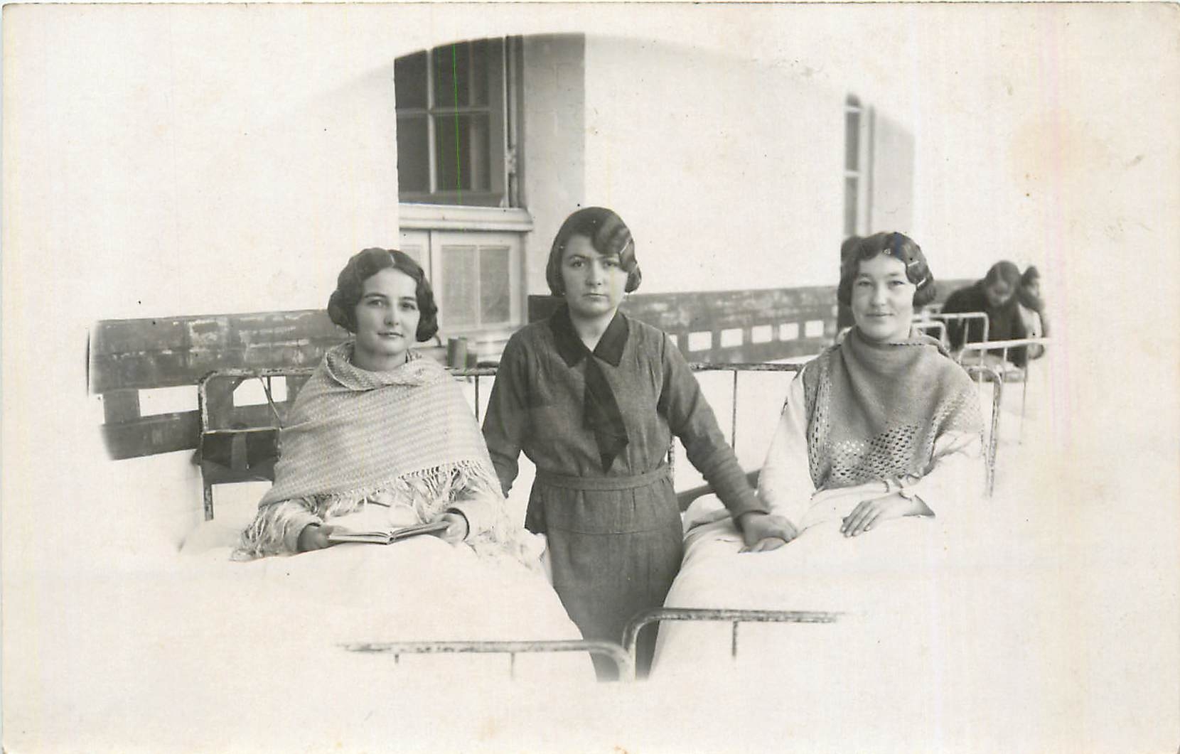 Tres jóvenes mujeres en una institución — editor desconocido, número de serie no visible