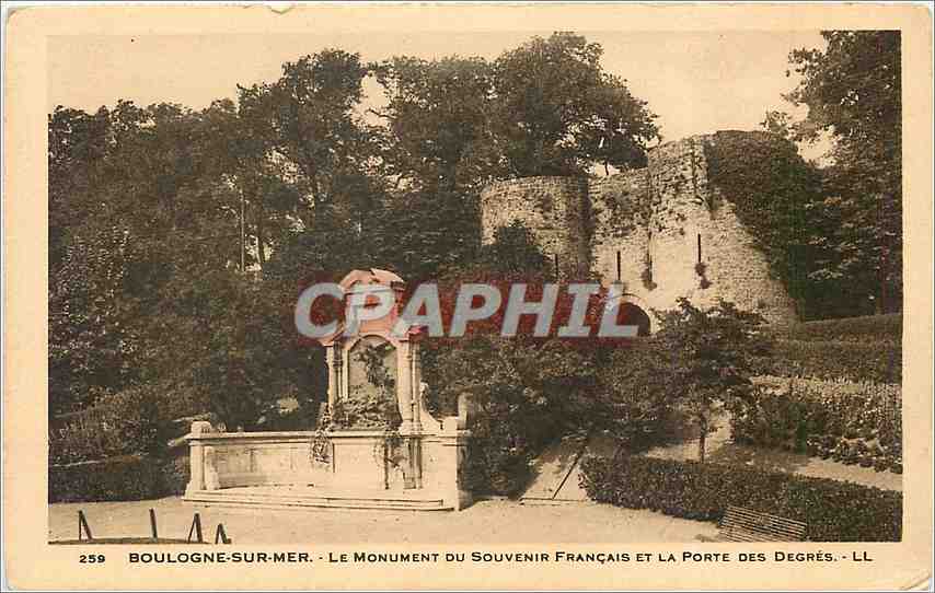 CPA Boulogne sur Mer Le Monument du Souvenir Francais et la Porte des Degres 