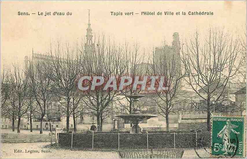 CPA Sens Le Jet d'eau du Tapis vert l'Hotel de Ville et le Cathedrale 