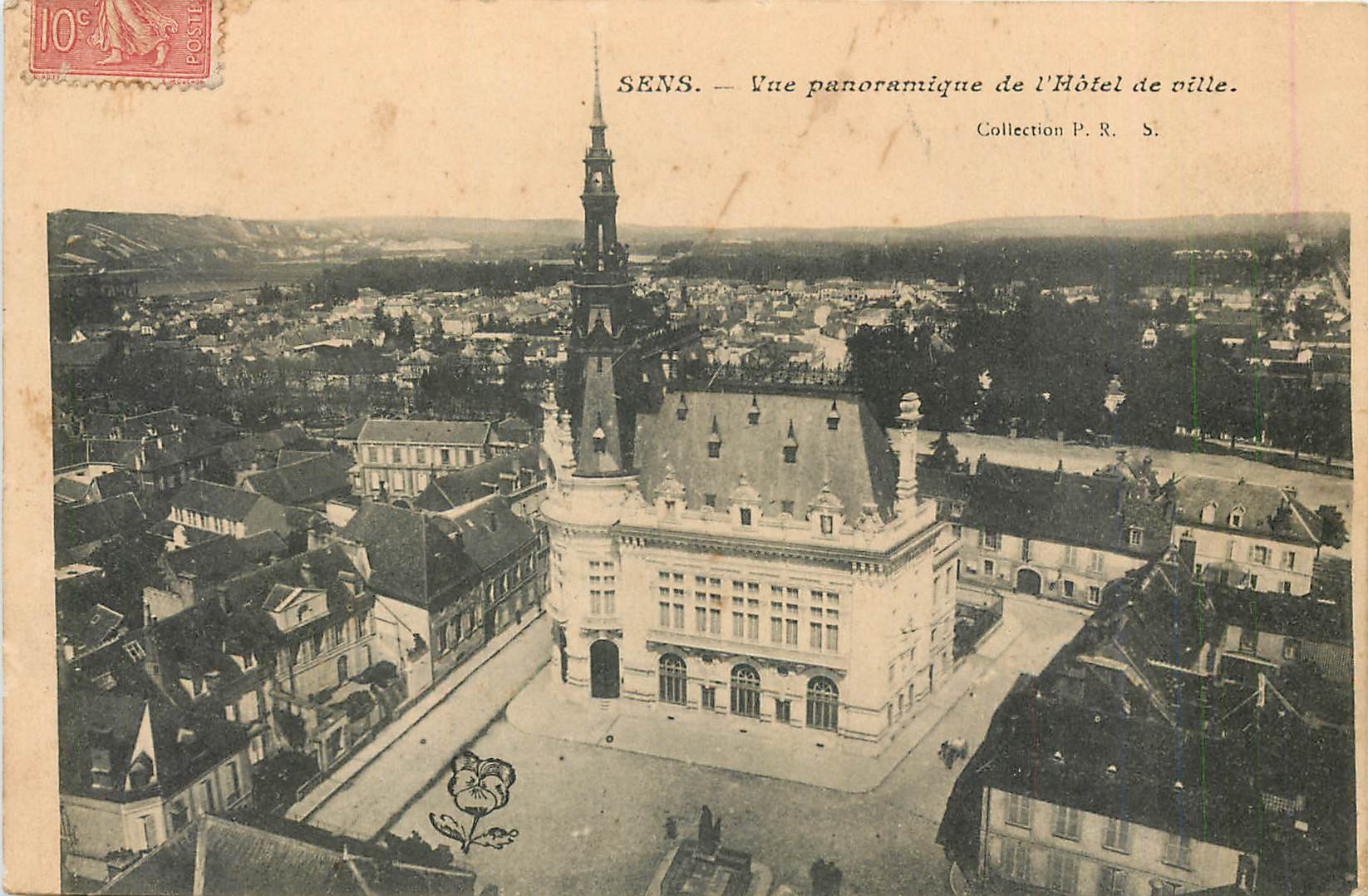 CPA Sens Vue panoramique de l'Hotel de Ville 