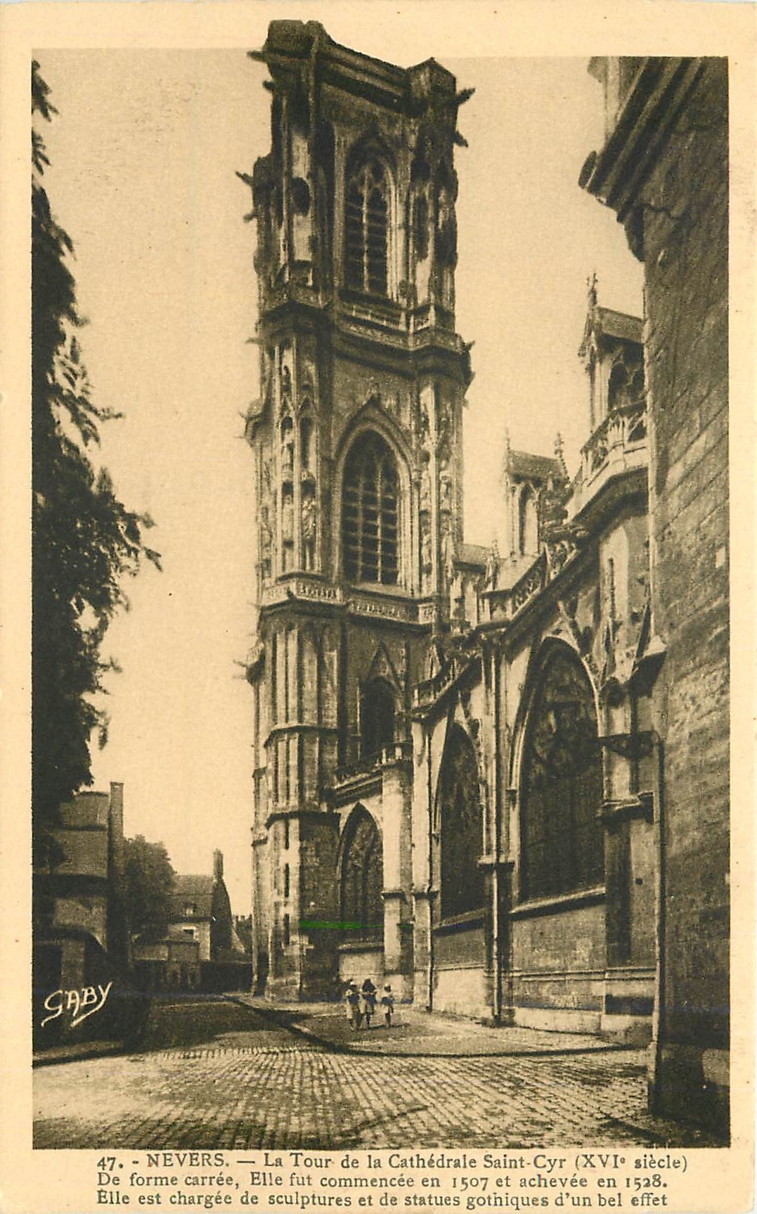 CPA Nevers La Tour de la Cathedrale Saint Cyr 
