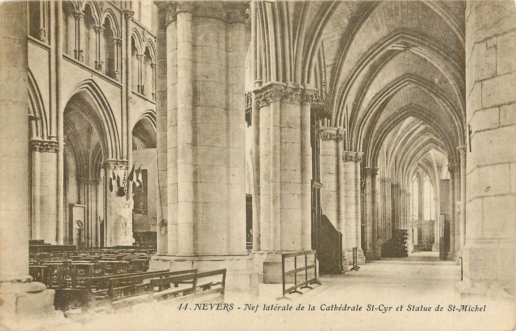 CPA Nevers Nef laterale de la Cathedrale St Cyr et Statue de St Michel 