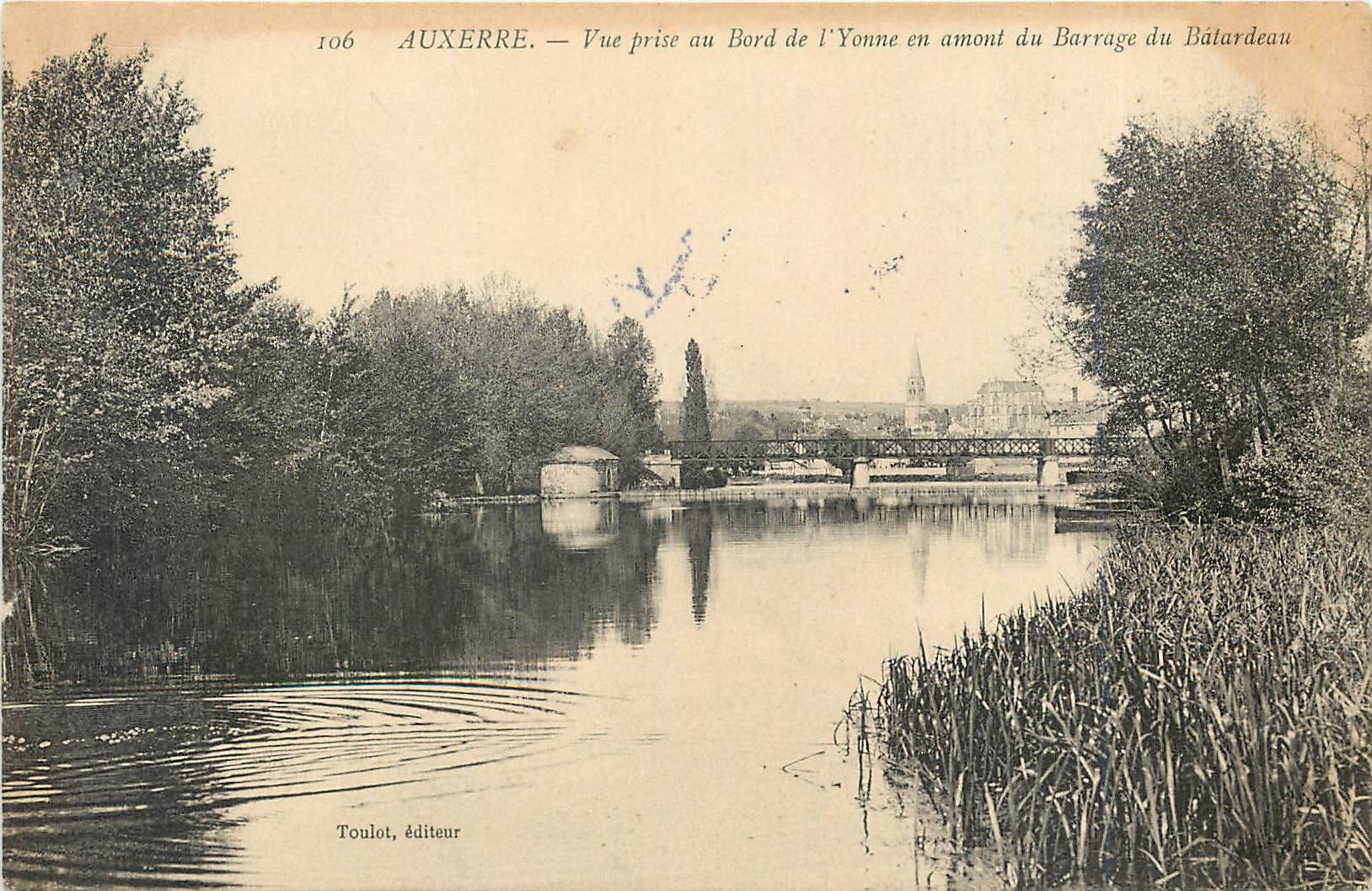 CPA Auxerre Vue prise au Bord de l'Yonne en amont du Barrage du Batardeau 