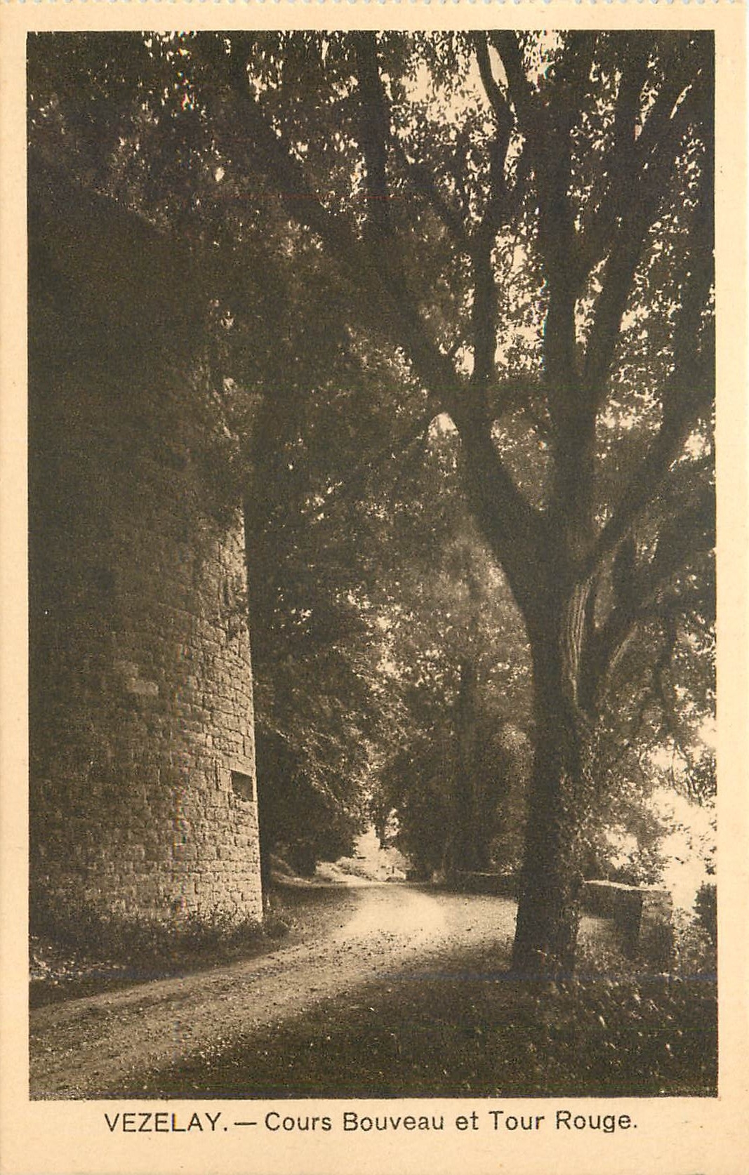 CPA Vezelay Cours Bouveau et Tour Rouge 