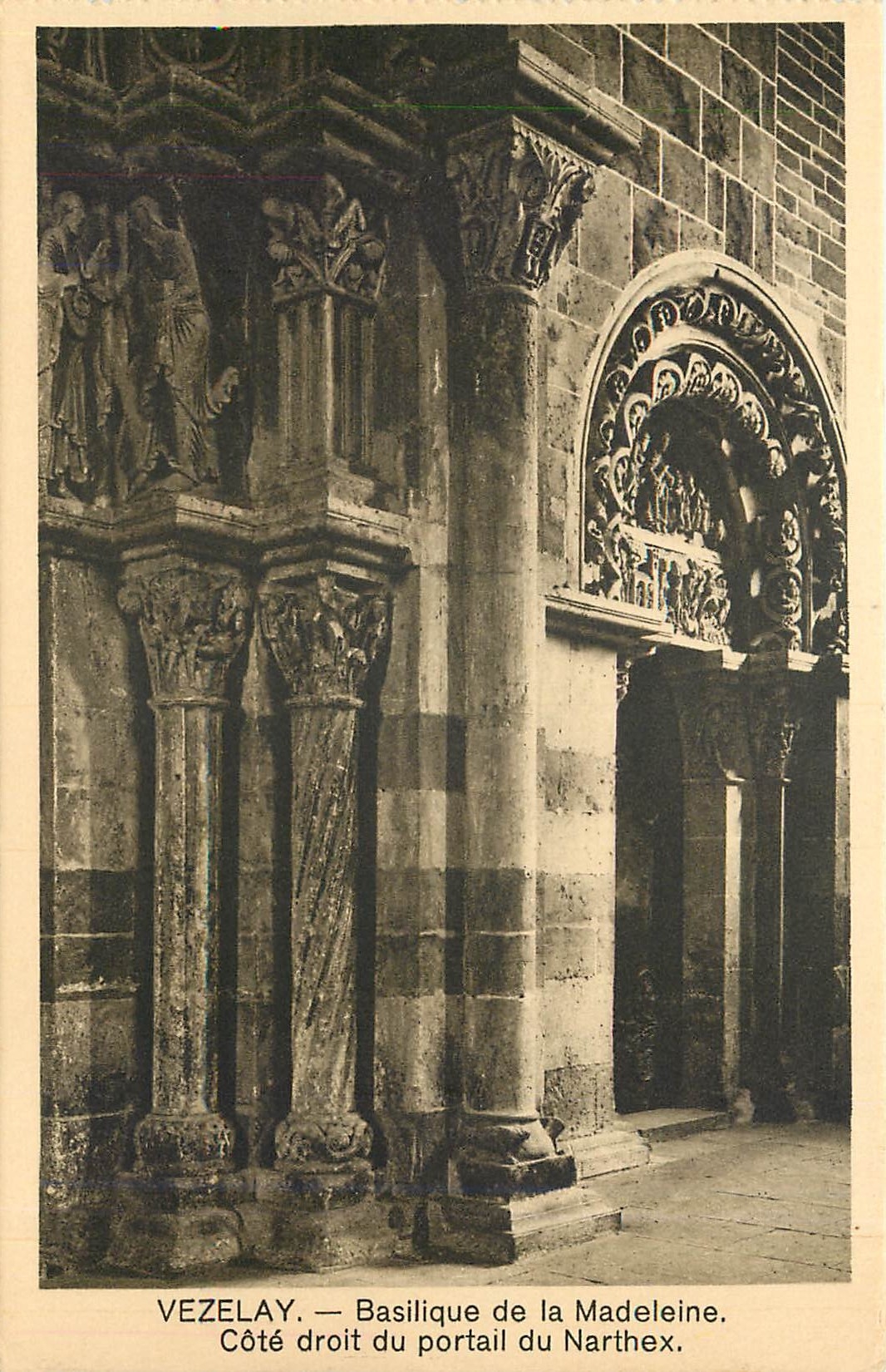 Vézelay — Basilique de la Madeleine. Côté droit du portail du narthex.