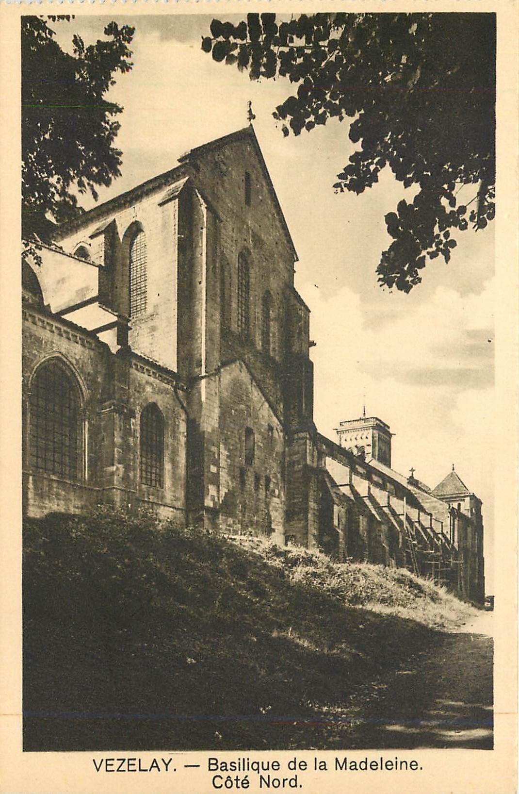 CPA Vezelay Basilique de la Madeleine Cote Nord 
