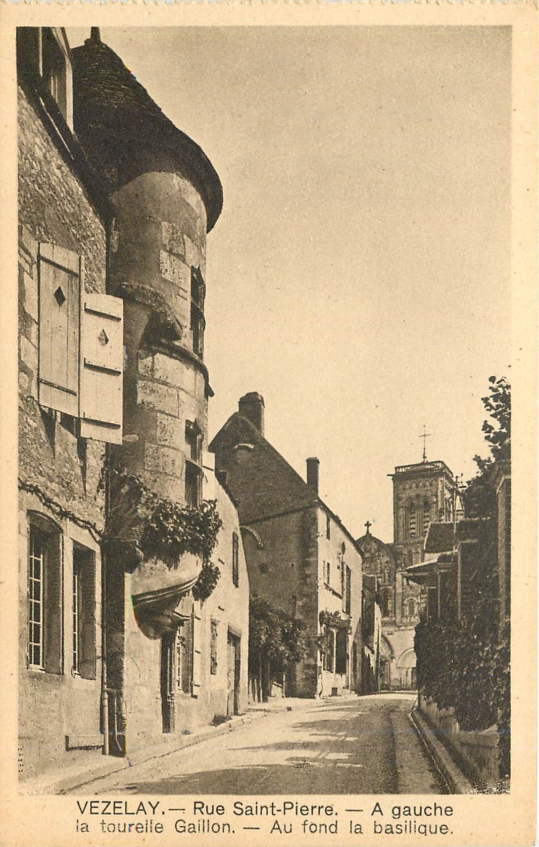 Vézelay — Rue Saint-Pierre — À gauche la tourelle Gaillon, au fond la basilique