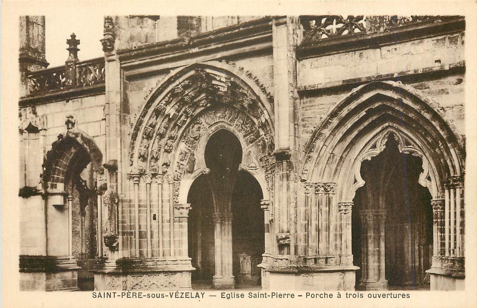 Saint-Père-sous-Vézelay — Église Saint-Pierre — Porche à trois ouvertures