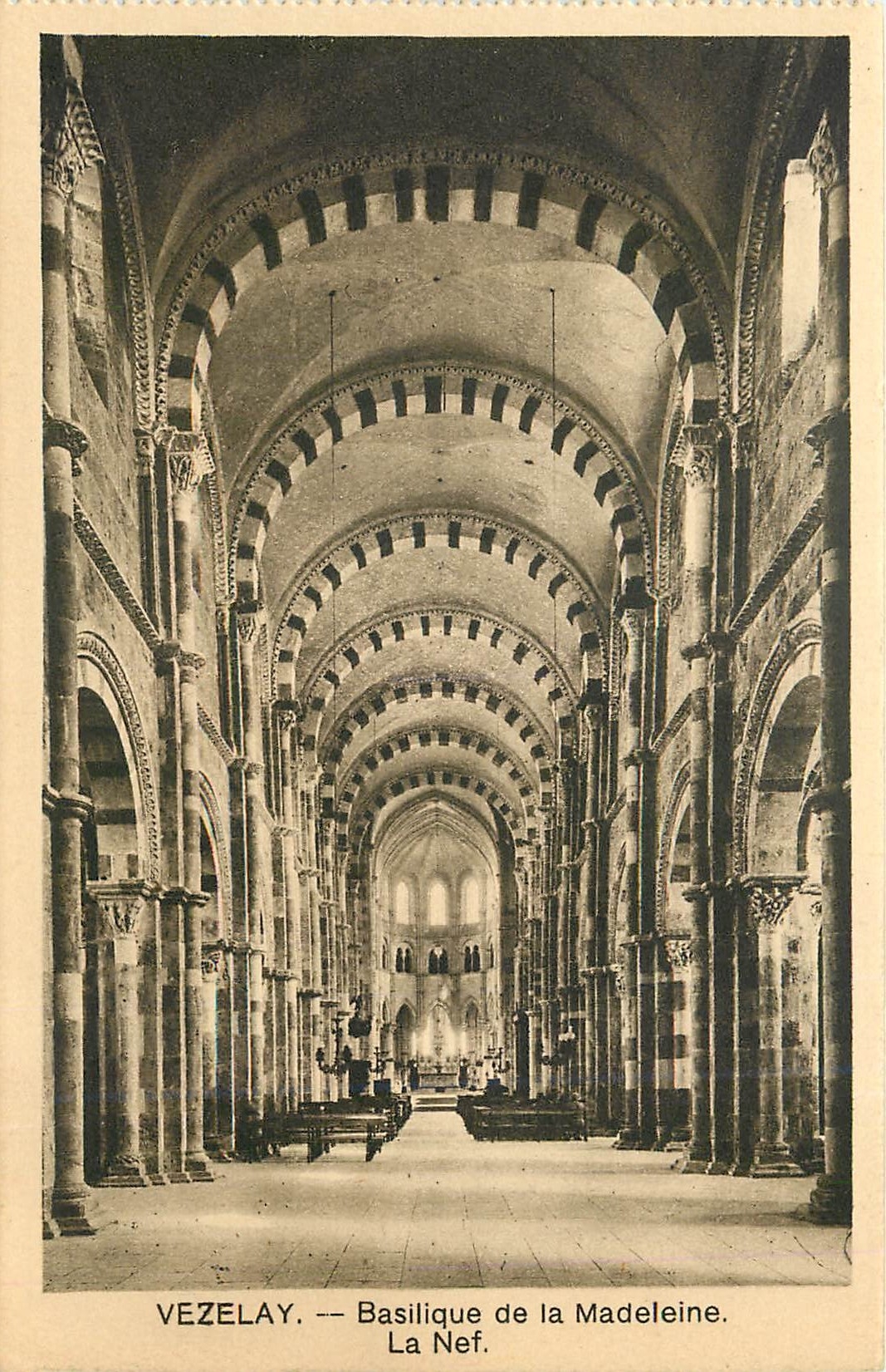 CPA Vezelay Basilique de la Madeleine La Nef 