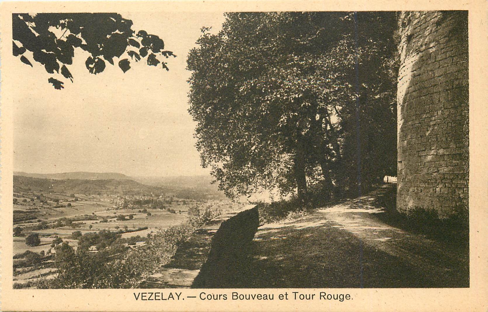 CPA Vezelay Cours Bouveau et Tour Rouge 