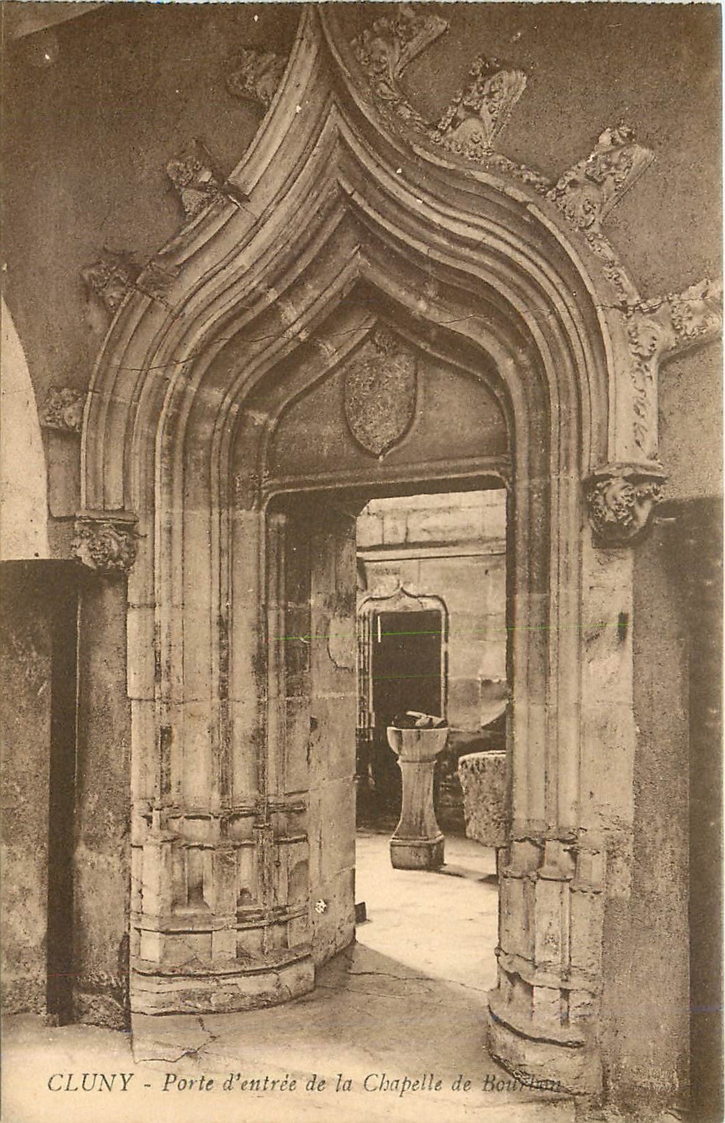 CPA Cluny Porte d'Entree de la Chapelle 