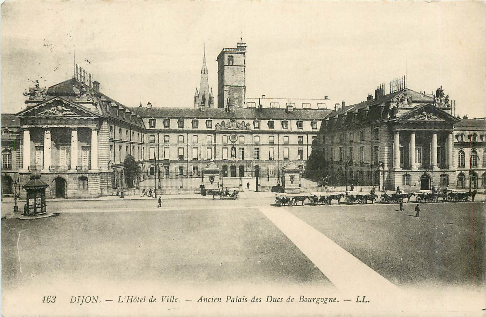 CPA Dijon L'Hotel de Ville Ancien Palais des Ducs de Bourgogne 