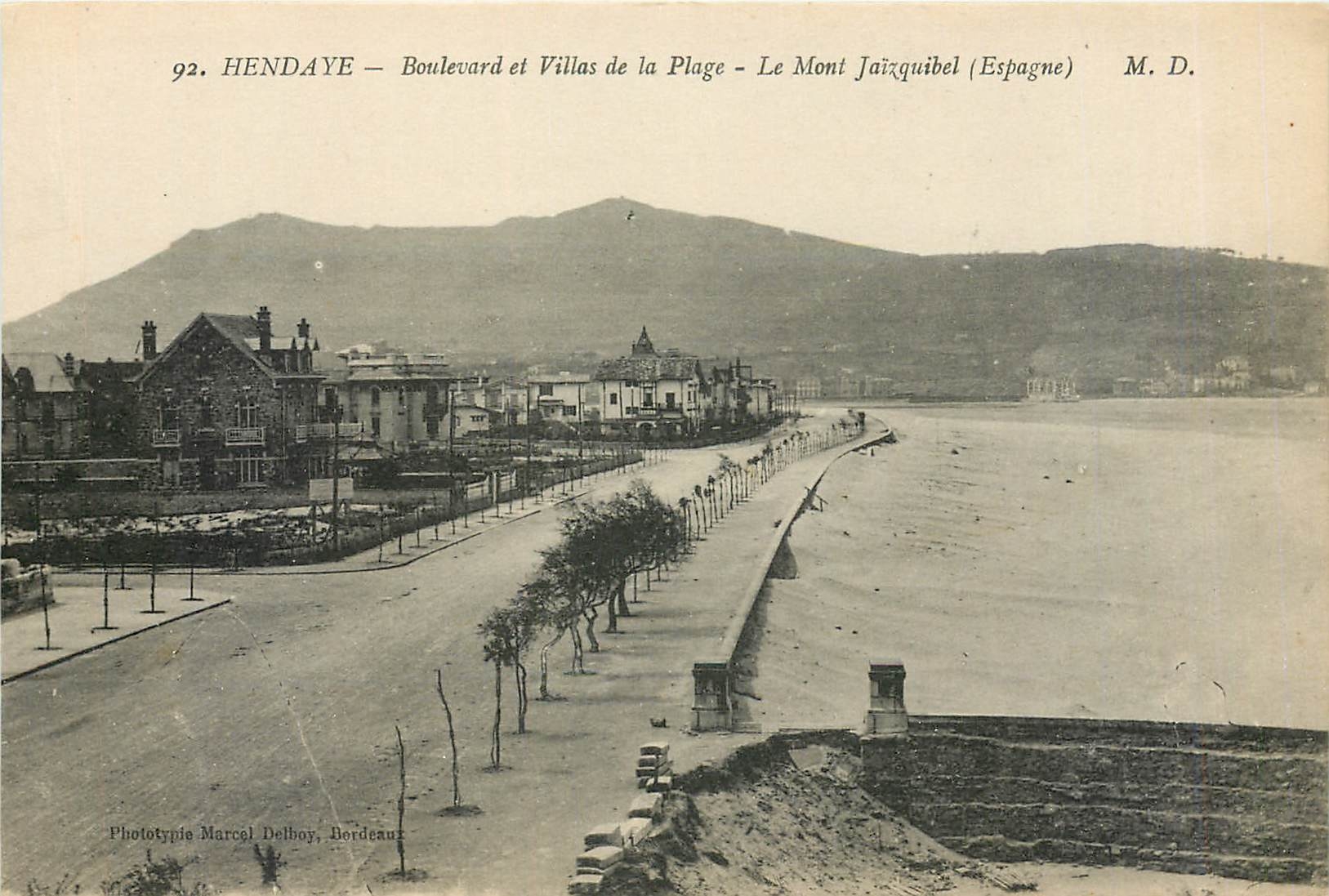 Hendaye — Boulevard et Villas de la Plage — Le Mont Jaïzquibel (Espagne) — Phototypie Marcel Delbouy, Bordeaux