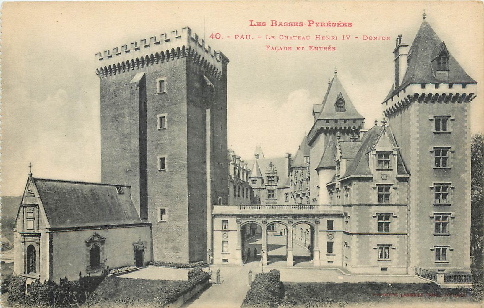 Pau - Le Château Henri IV - Façade et Entrée — Les Basses-Pyrénées, n°40, phototypie Larguiche