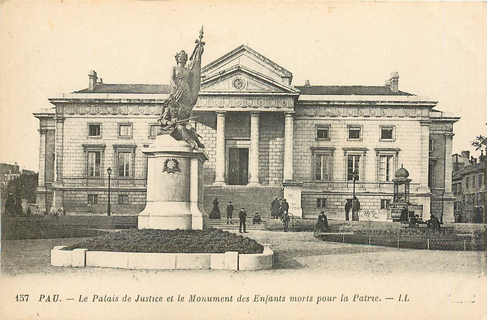 CPA Pau Le Palais de Justice et le Monument des Enfants morts pour la Patrie 