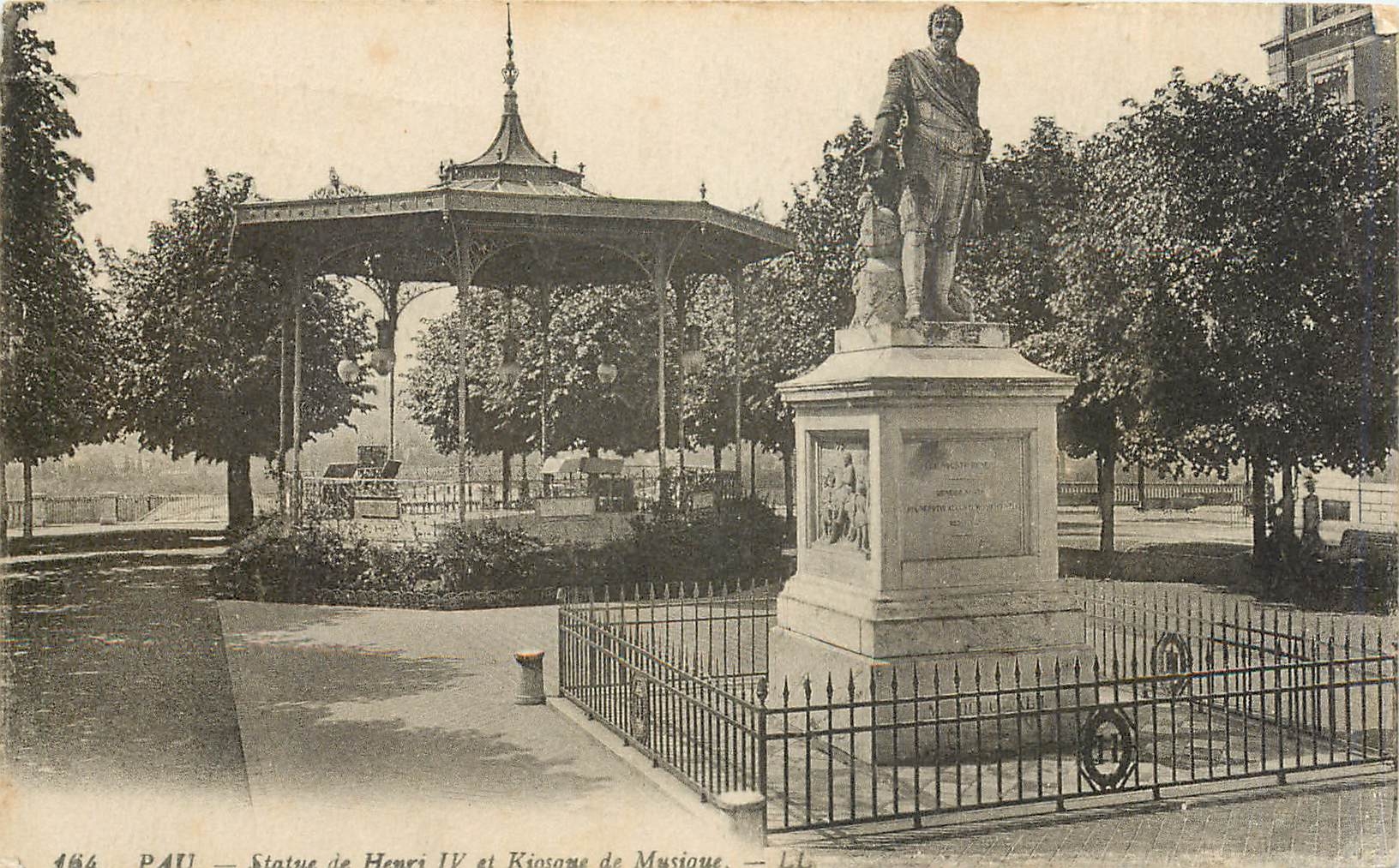 PAUL — Statue des Henri IV und Musikkiosk —