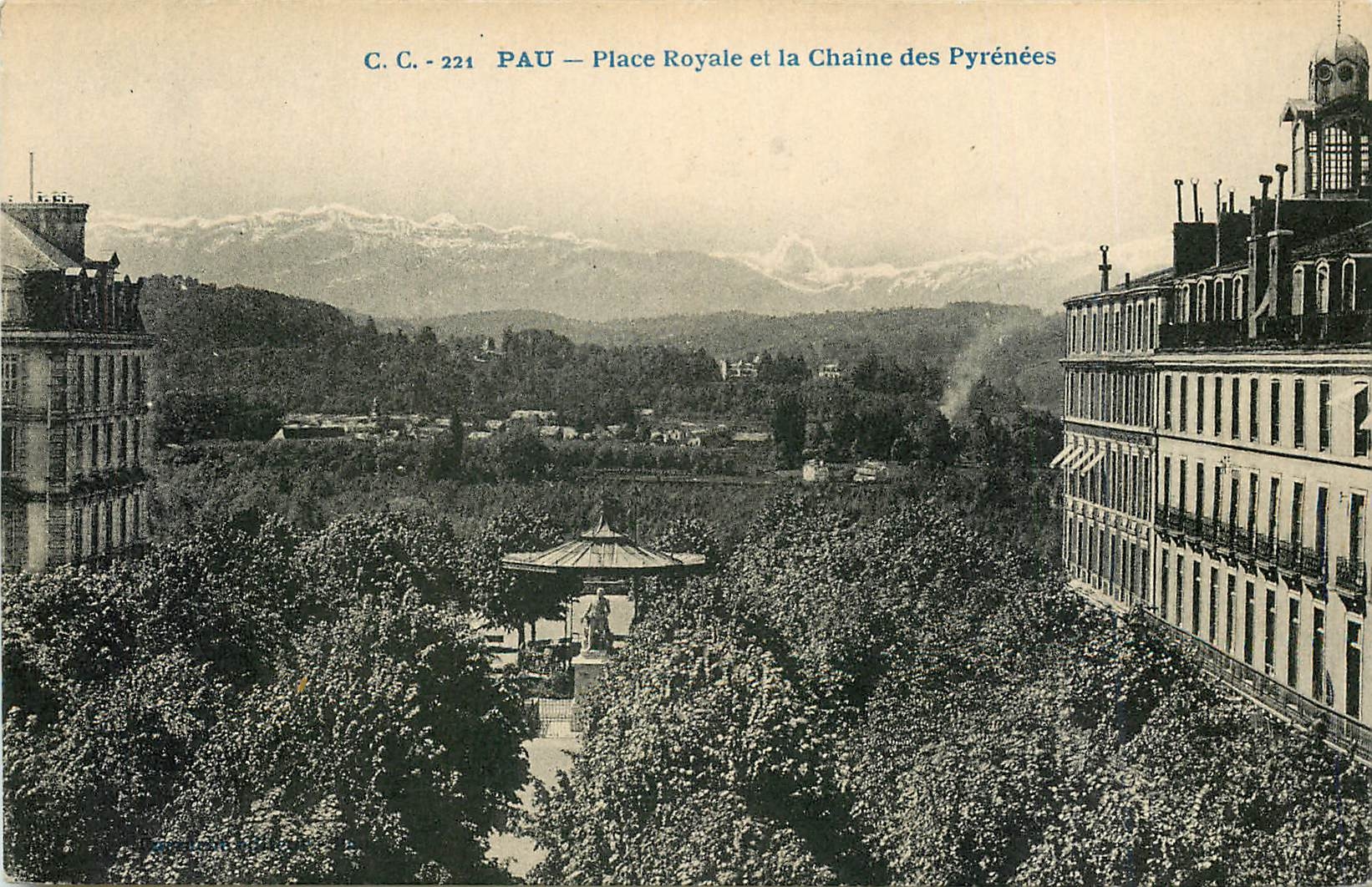 CPA Pau Place Royale et la Chaine des Pyrenees 