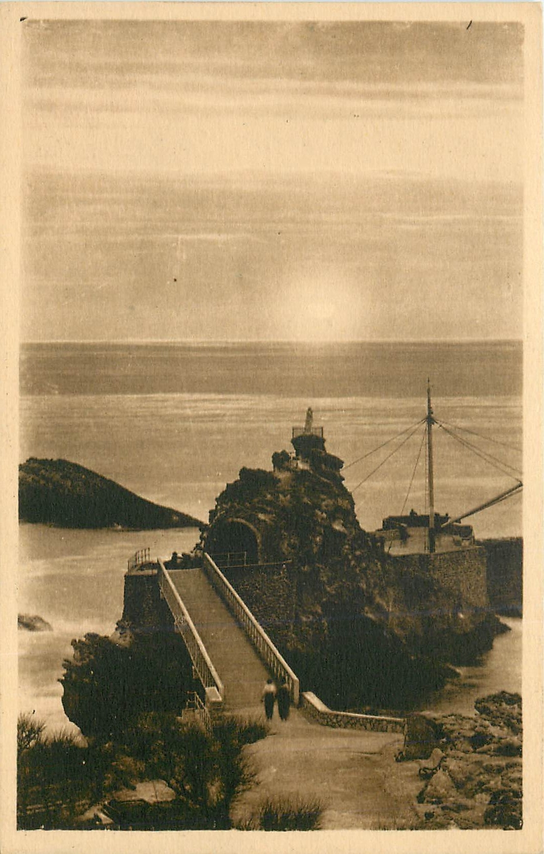 CPA Biarritz Coucher de soleil au Rocher de la Vierge 