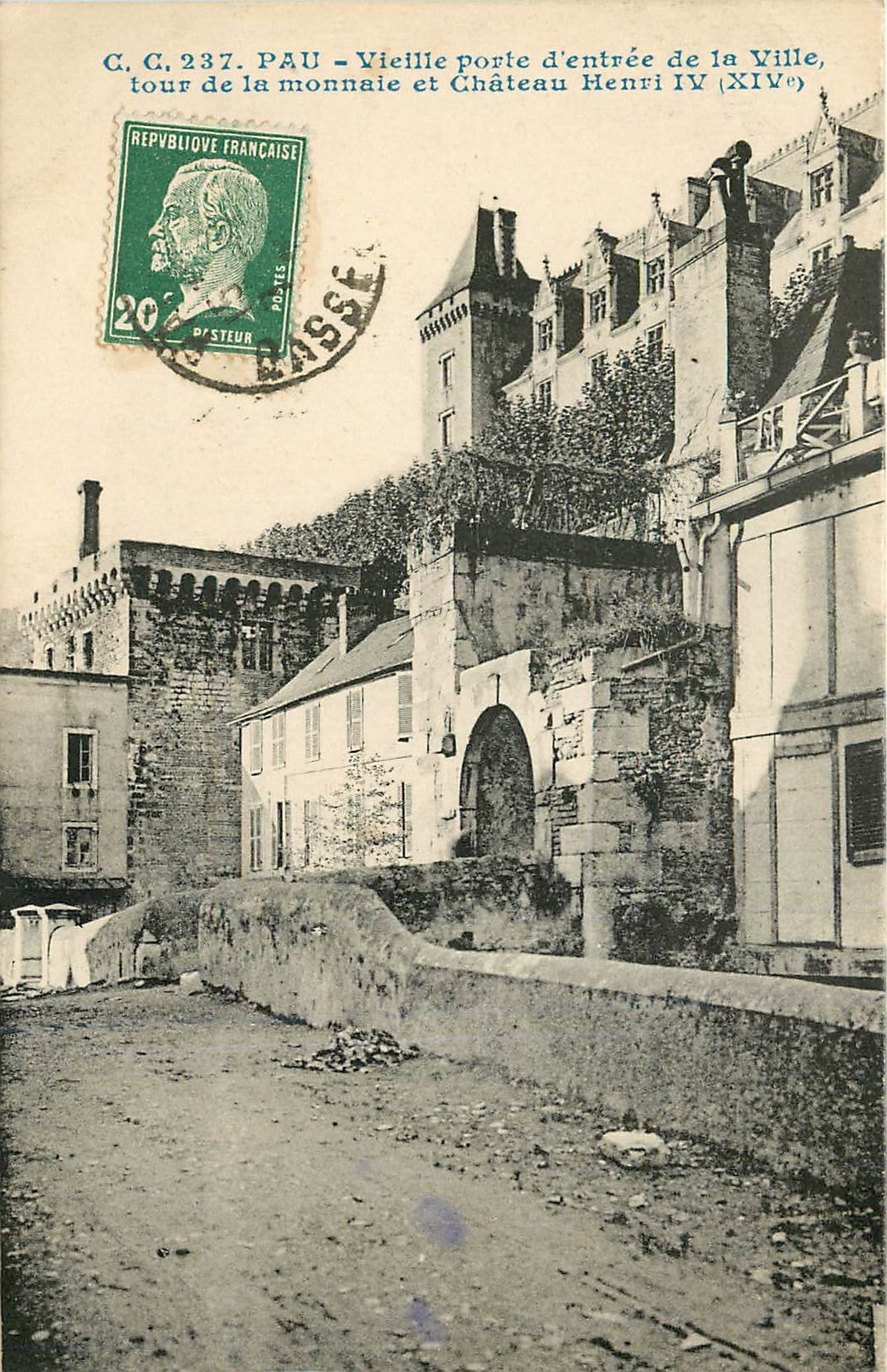 Pau - Vieille porte d'entrée de la Ville, tour de la monnaie et Château Henri IV (XIVe)
