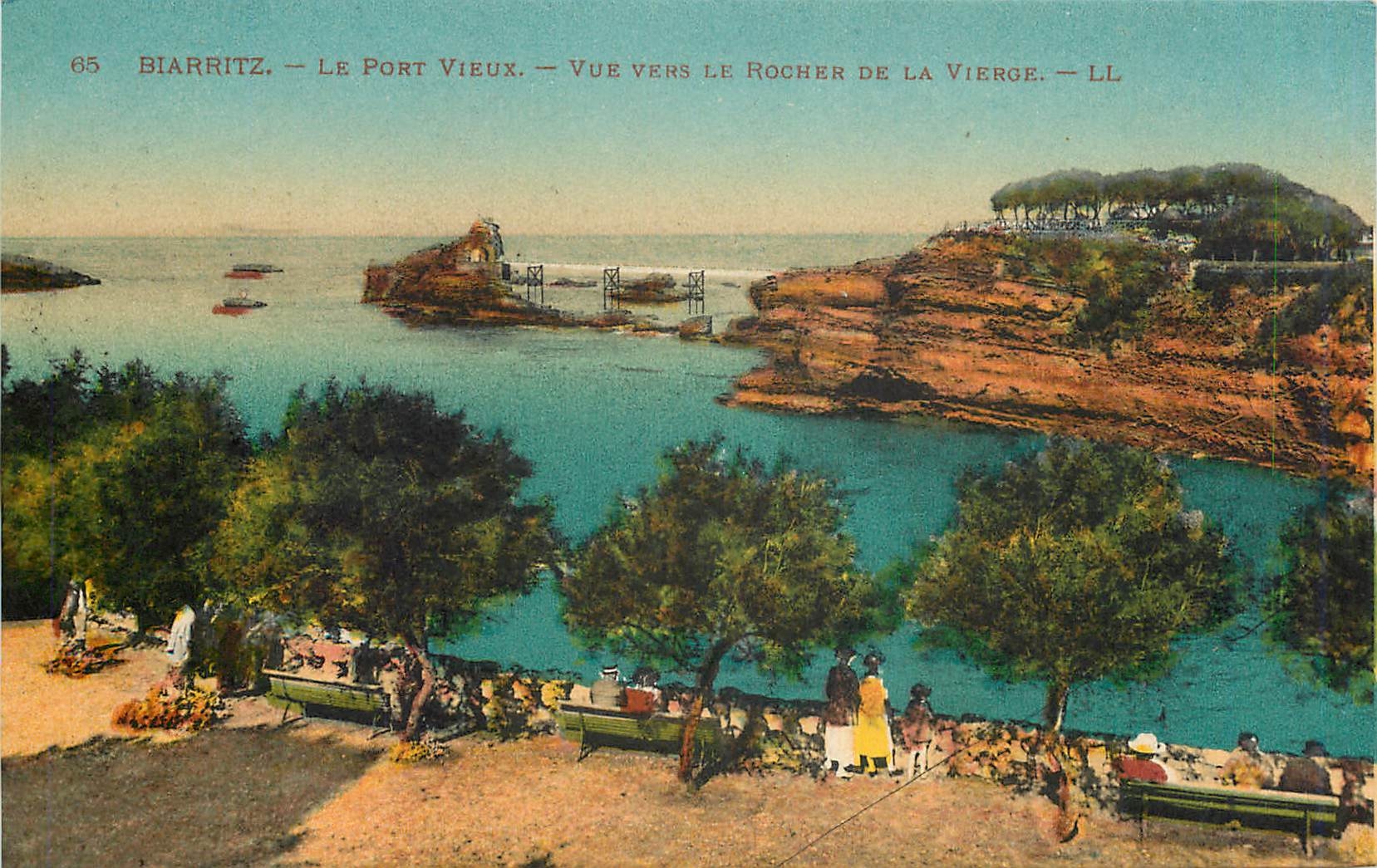 CPA Biarritz Le Port Vieux Vue vers le Rocher de la Vierge 