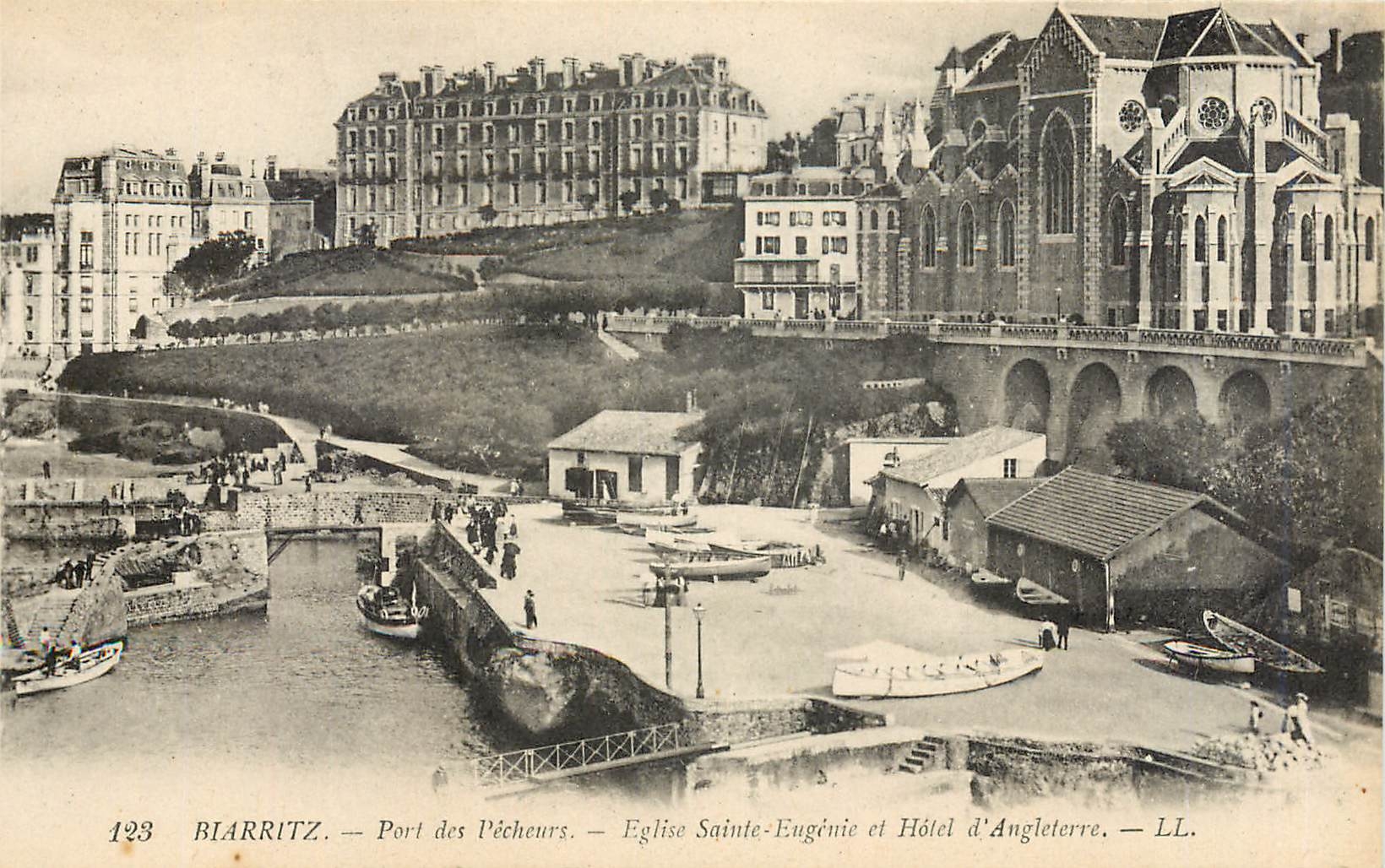 CPA Biarritz Port des Pecheurs Eglise Sainte Eugenie et Hotel d'Angleterre 