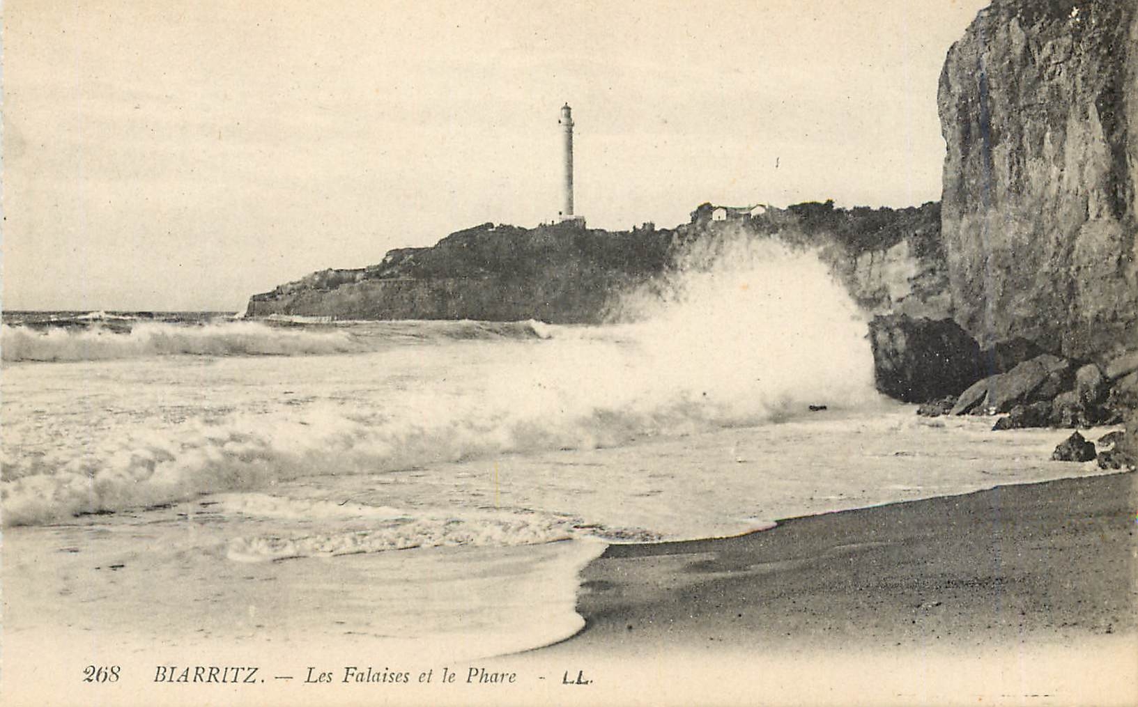 CPA Biarritz Les Falaises et le Phare 