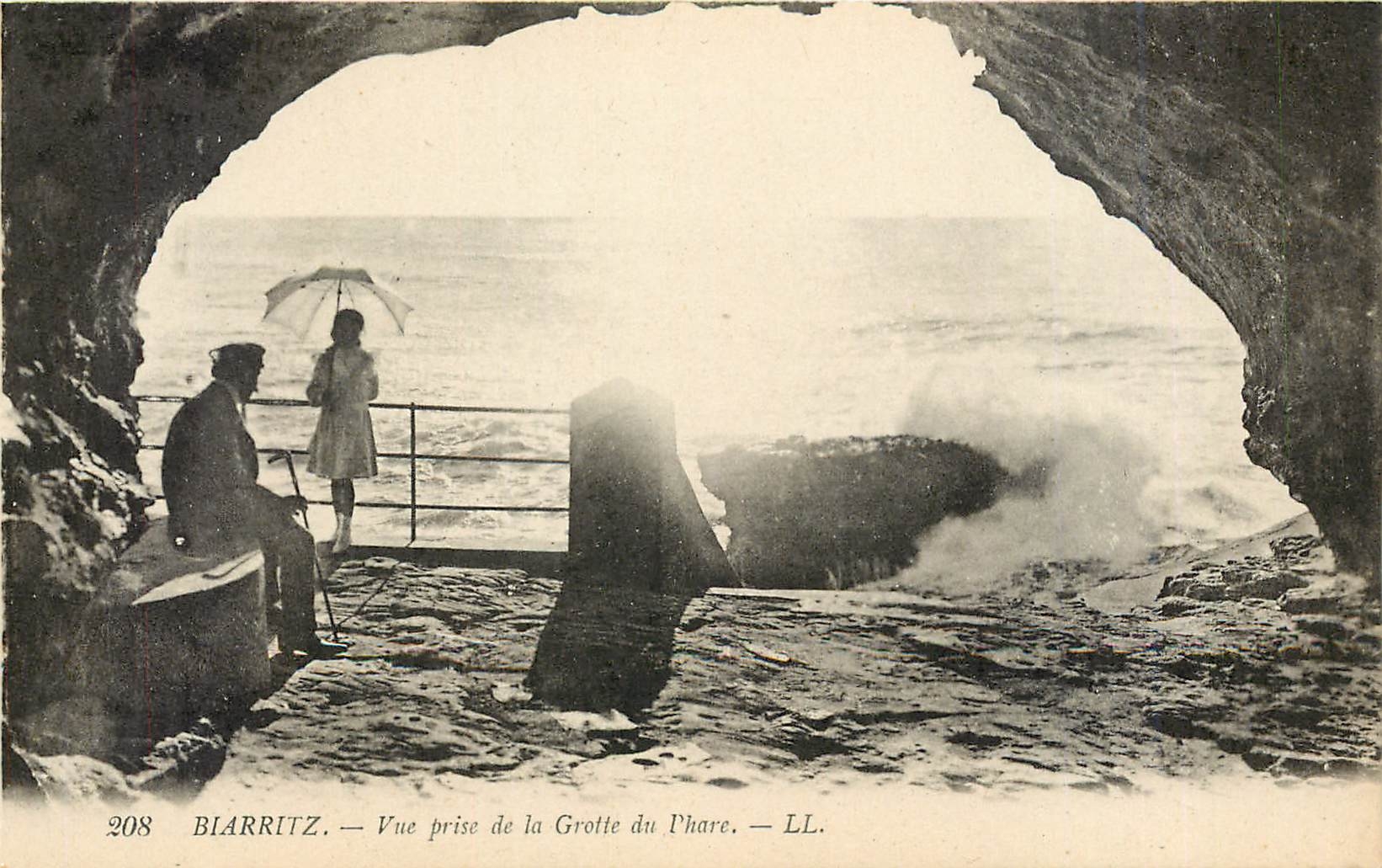 Biarritz — Vue prise de la Grotte du Phare — LL. — N° 208