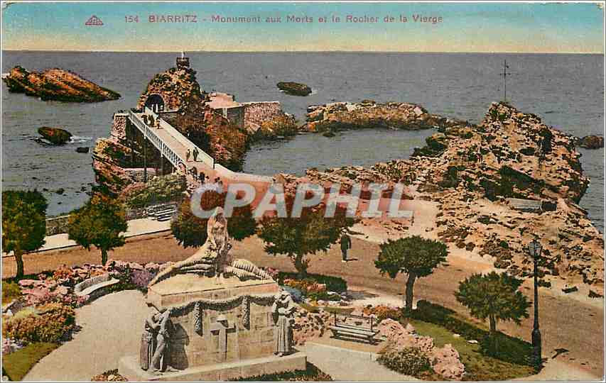 Biarritz - Monument aux Morts et le Rocher de la Vierge