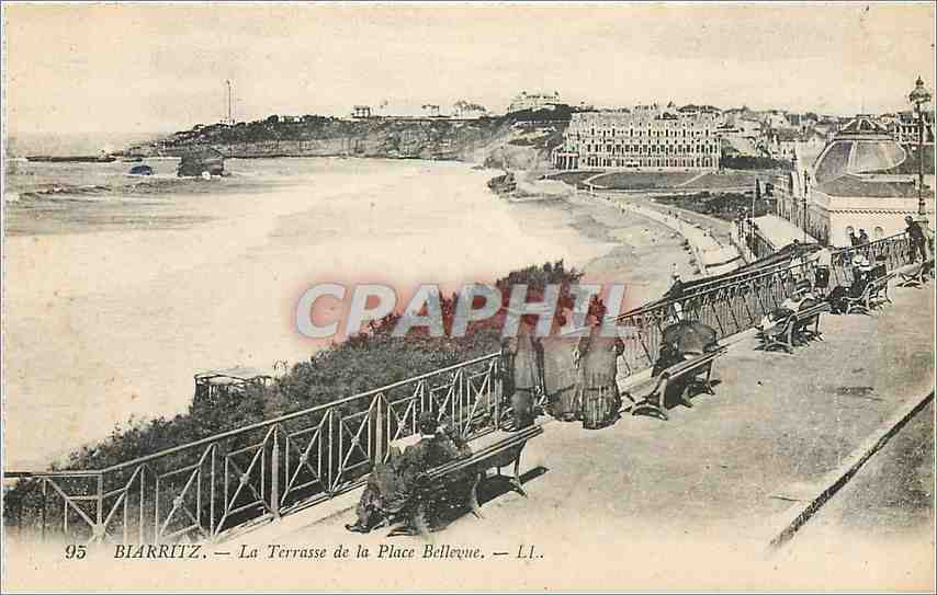 Biarritz — La Terrasse de la Place Bellevue — L.I. — CPAPHIL