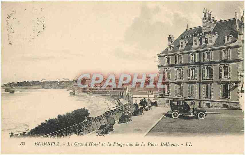 CPA Biarritz Le Grand Hotel et la Plage vus de la Place Bellevue Automobile