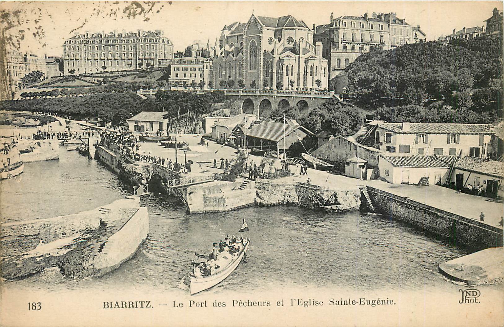 CPA Biarritz Le Port des Pecheurs et l'Eglise Sainte Eugenie 
