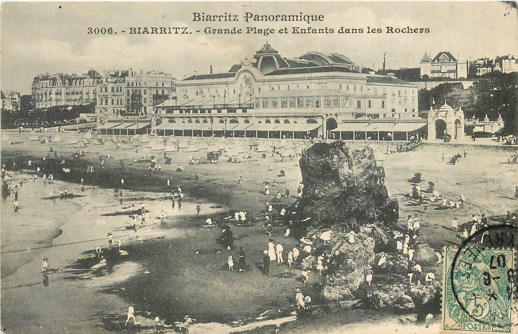 CPA Biarritz Panoramique Biarritz Grande Plage et Enfants dans les Rochers 