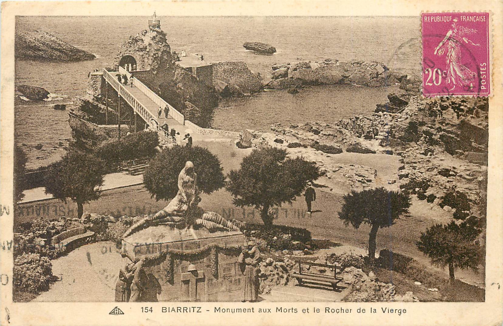 CPA Biarritz Monument aux Morts et le Rocher de la Vierge 