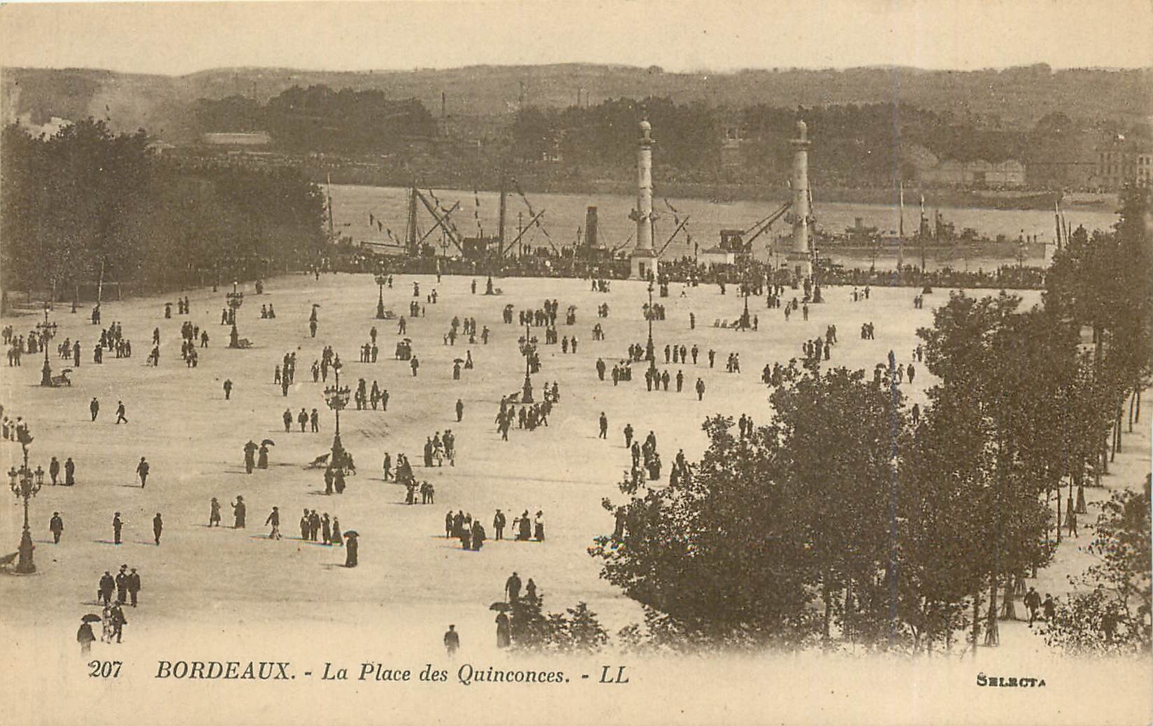 CPA Bordeaux La Place des Quinconces Bateau