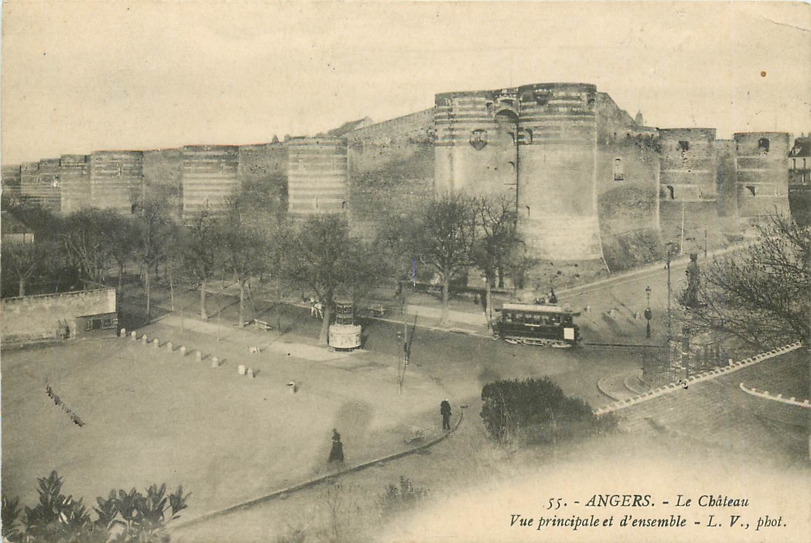 CPA Angers Le Chateau Vue principale et d'ensemble Tramway