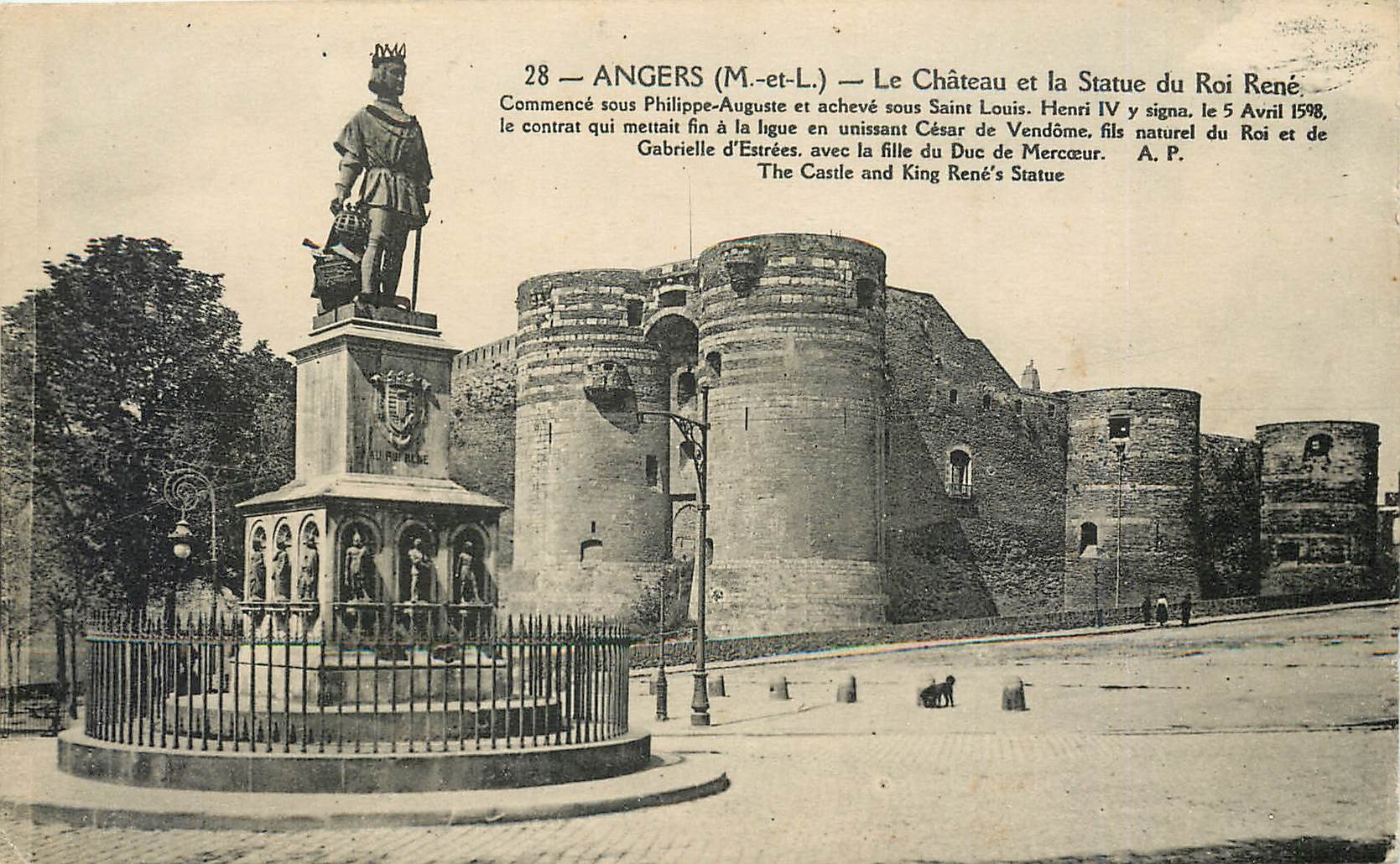 CPA Angers M et L Le Chateau et la Statue du Roi Rene 