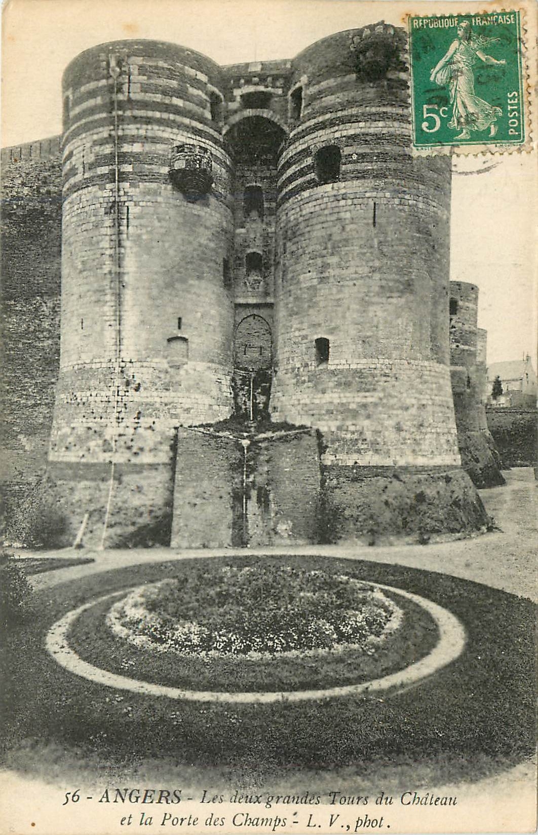 CPA Angers Les deux grandes Tours du Chateau et la Porte des Champs 
