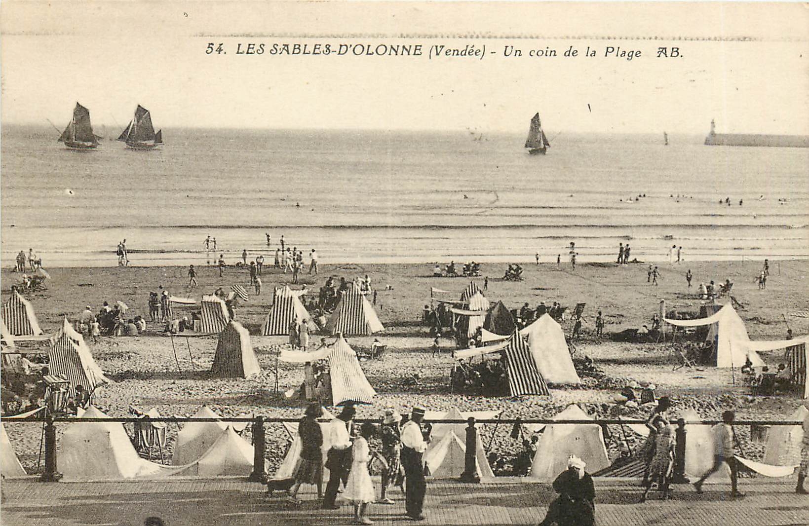 CPA Les Sables d'Olonne Vendee Un coin de la Plage Bateaux