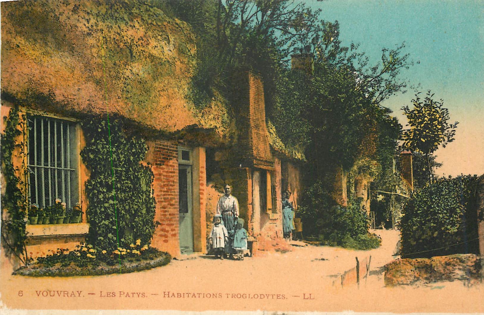 CPA Vouvray Les Patys Habitations Troolodytes Folklore