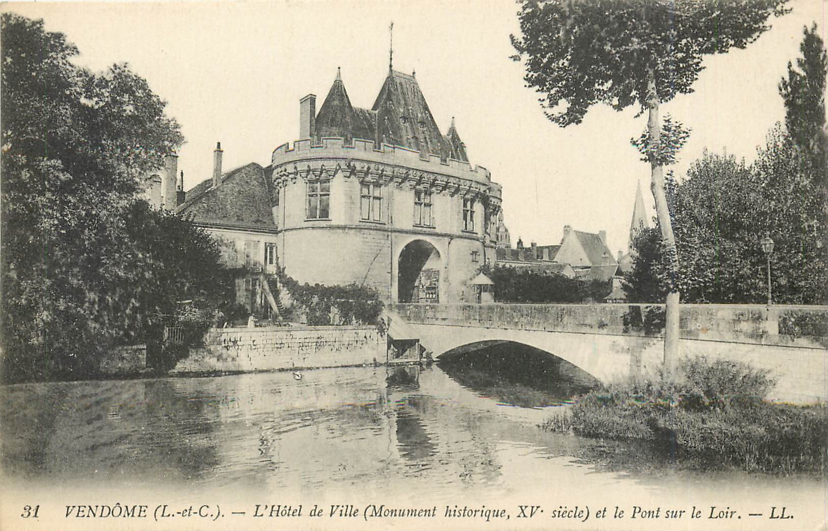 CPA Vendome L et C L'Hotel de Ville et le Pont sur le Loir 