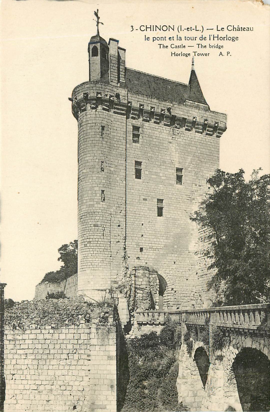 CPA Chinon I et L Le Chateau le pont et la tour de l'Horloge 