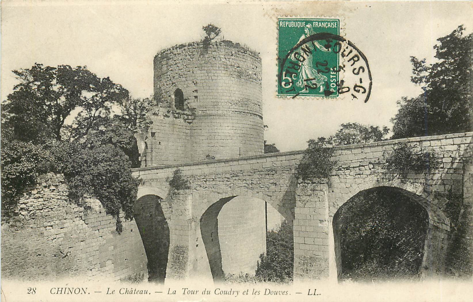 CPA Chinon Le Chateau La Tour du Coudry et les Douves 