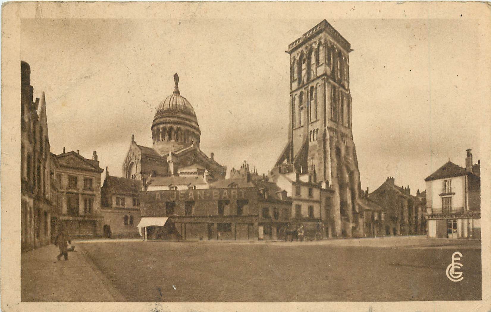 CPA Tours I et L La Tour Charlemagne et la Place Chateauneuf 