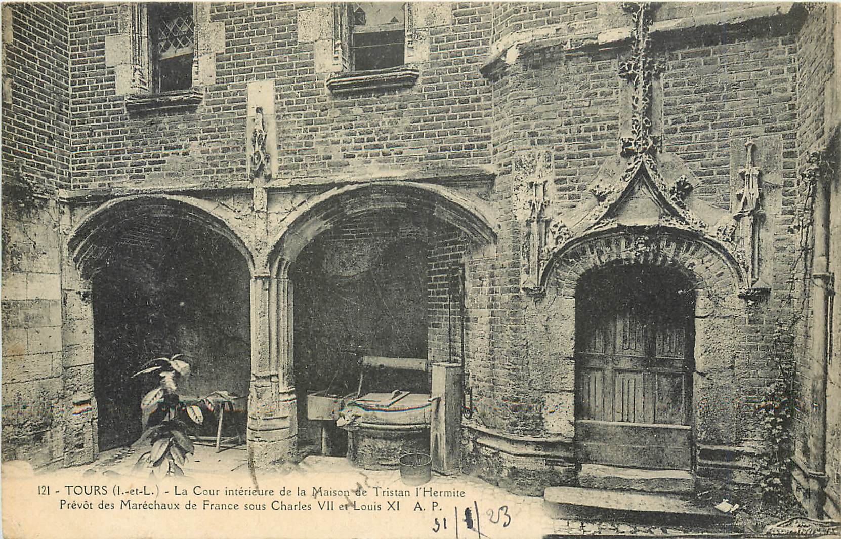 CPA Tours I et L La Cour interieure de la Maison de Tristan l'Hermite 