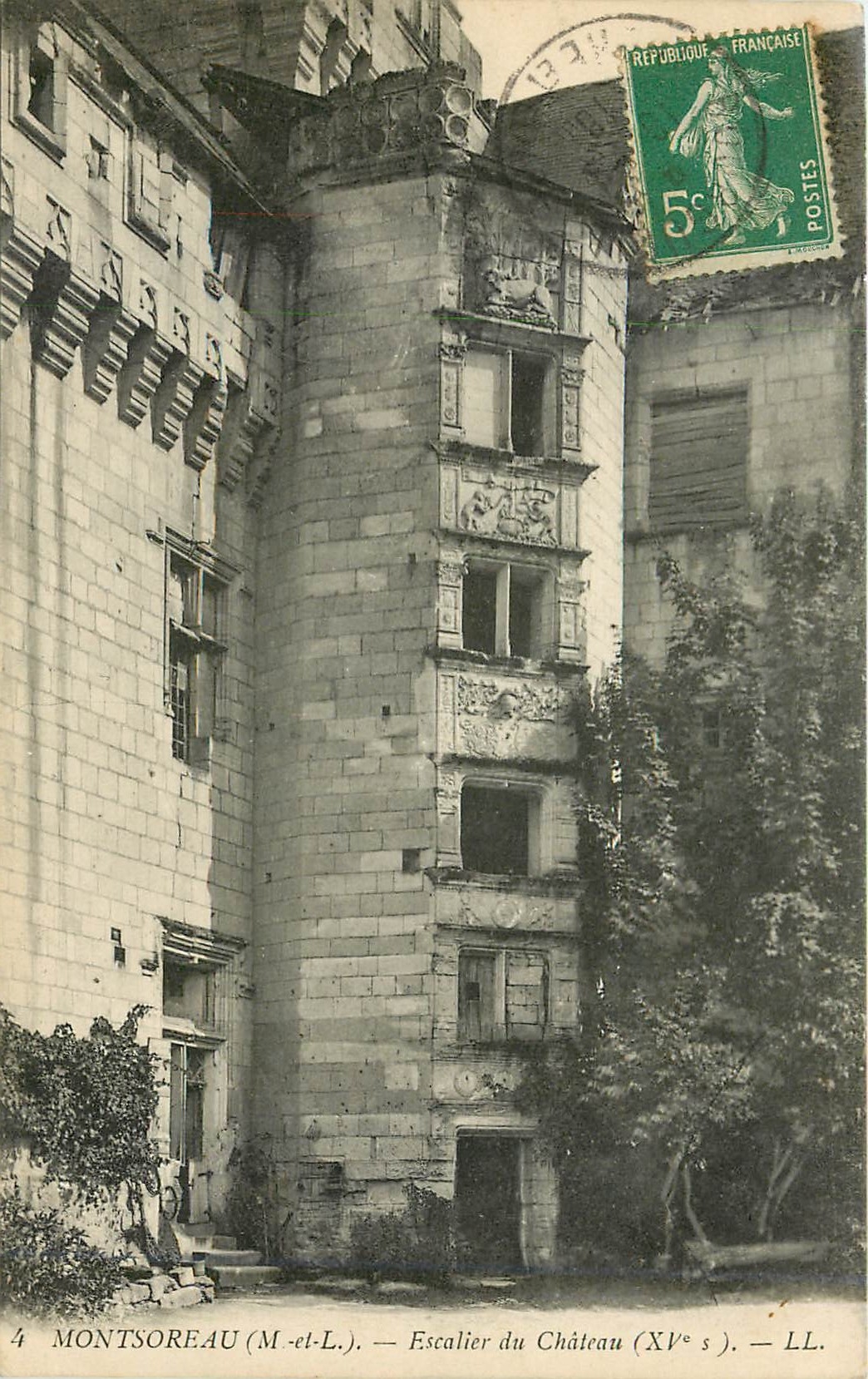 CPA Montsoreau M et L Escalier du Chateau 